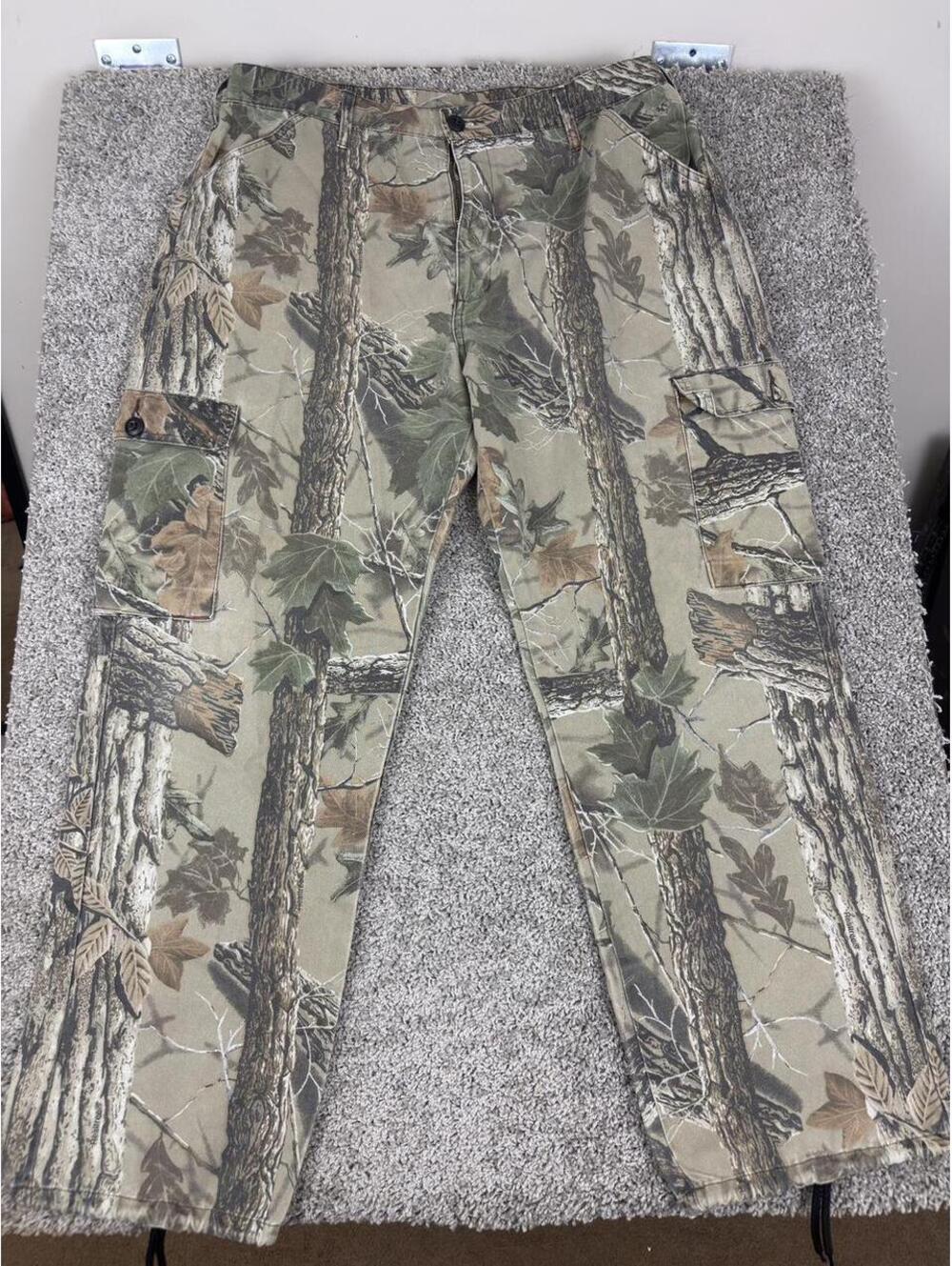 Vintage Realtree-style camo cargo pants 🌲